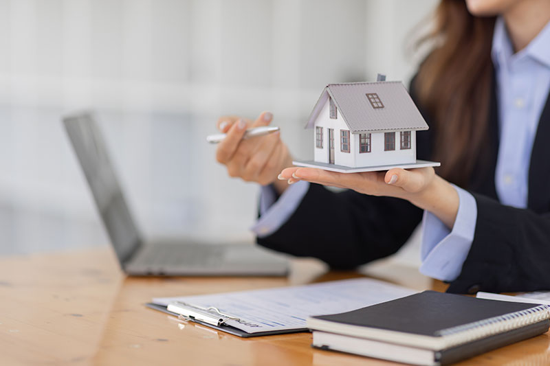 Immobilienmakler-Karben-Immobilie-verkaufen Immobilie verkaufen in Karben – Immobilienmakler präsentiert ein Hausmodell bei der professionellen Beratung zum Immobilienverkauf.