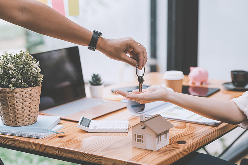 Immobilienmakler-Karben-Wohnung-verkaufen Wohnung verkaufen in Karben – Schlüsselübergabe nach erfolgreichem Wohnungsverkauf mit einem erfahrenen Immobilienmakler.